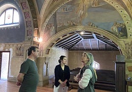 La alcaldesa, Eneritz Azpitarte (a la izquierda), observa la capilla junto con los técnicos de la Diputación.