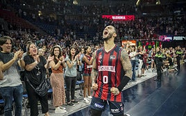 Markus Howard celebra una canasta ante un Buesa Arena entregado.