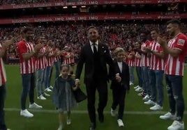 Recibimiento de San Mamés a Muniain: paseíllo de los compañeros, camisetas con el '10' y el himno del Athletic