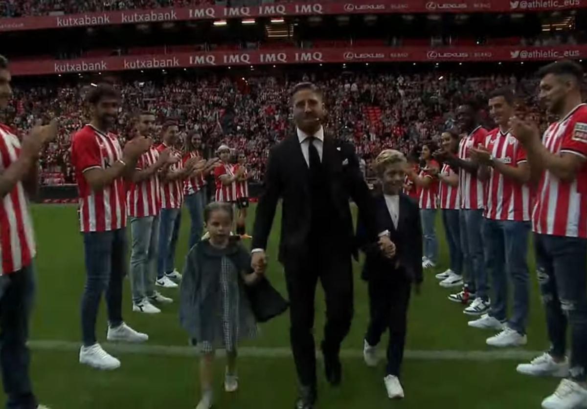 Recibimiento de San Mamés a Muniain: paseíllo de los compañeros, camisetas con el '10' y el himno del Athletic