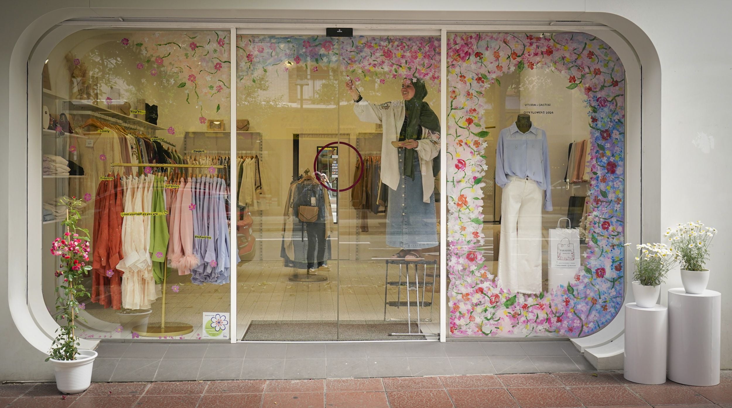 Las flores crecen en los escaparates de Vitoria