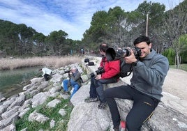 Aficionados a la fotografía participan en un pasado taller organizado por la asociación liderado por Egoitz Icaza.