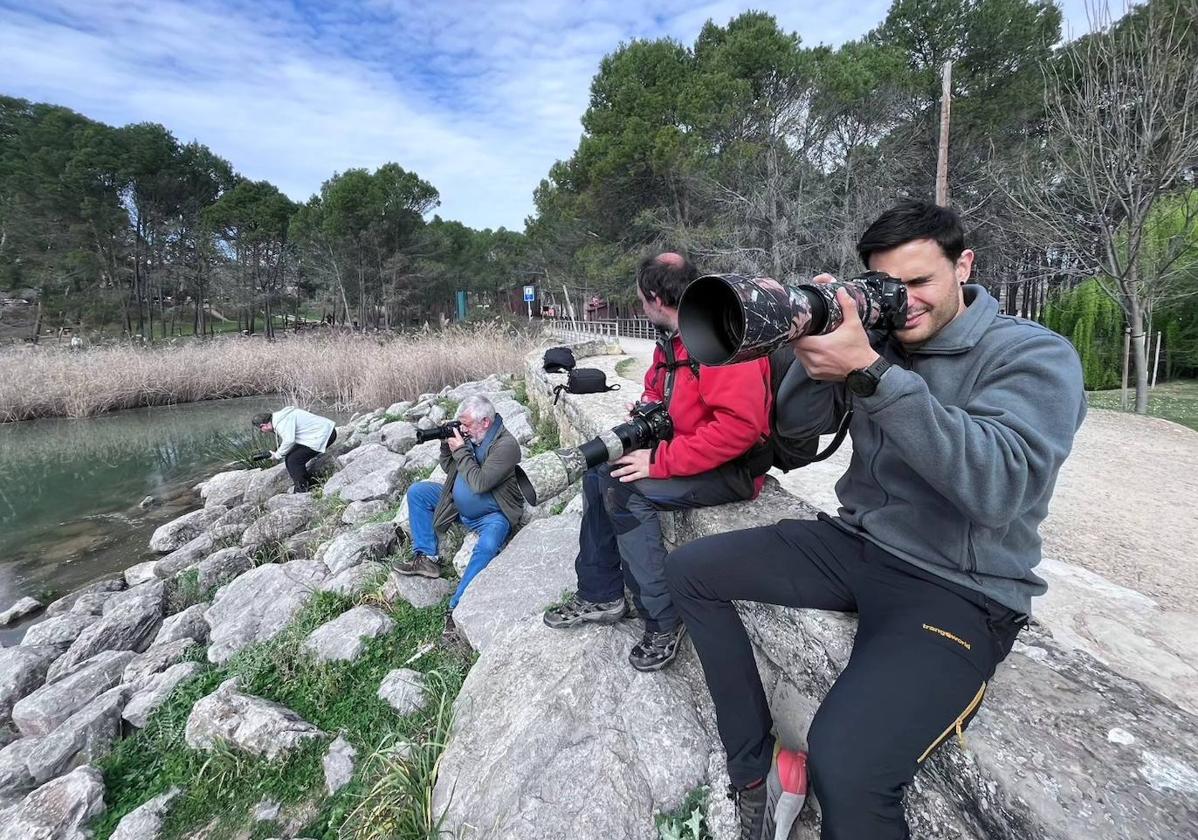 Aficionados a la fotografía participan en un pasado taller organizado por la asociación liderado por Egoitz Icaza.