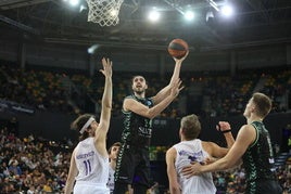 El pívot griego lanza a canasta en el partido contra el Gottingen alemán de la BCL europea en Miribilla.