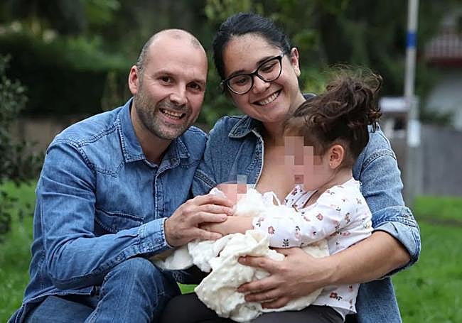 Los padres de Aimar, con el bebé y su otra hija, en una imagen tomada después del rapto.