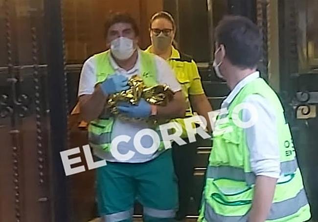 Un sanitario abandona con el bebé en brazos el portal número 26 de la calle Santutxu.