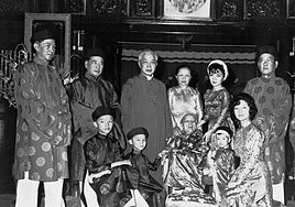 El obispo Thuc, en el centro, junto al primer ministro de Vietnam y, con turbante, 'Lady Dragon'.