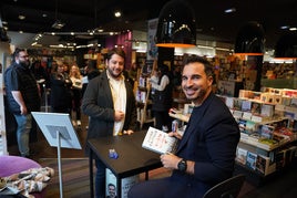 Javier Castillo firma ejemplares de 'La grieta del silencio' esta tarde en Bilbao.