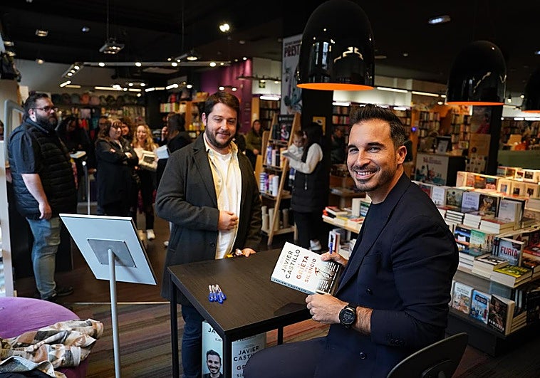 Javier Castillo firma ejemplares de 'La grieta del silencio' esta tarde en Bilbao.