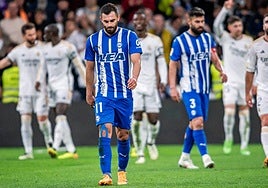 Luis Rioja y Rubén Duarte rumian cariacontecidos el tercer gol del Real Madrid.