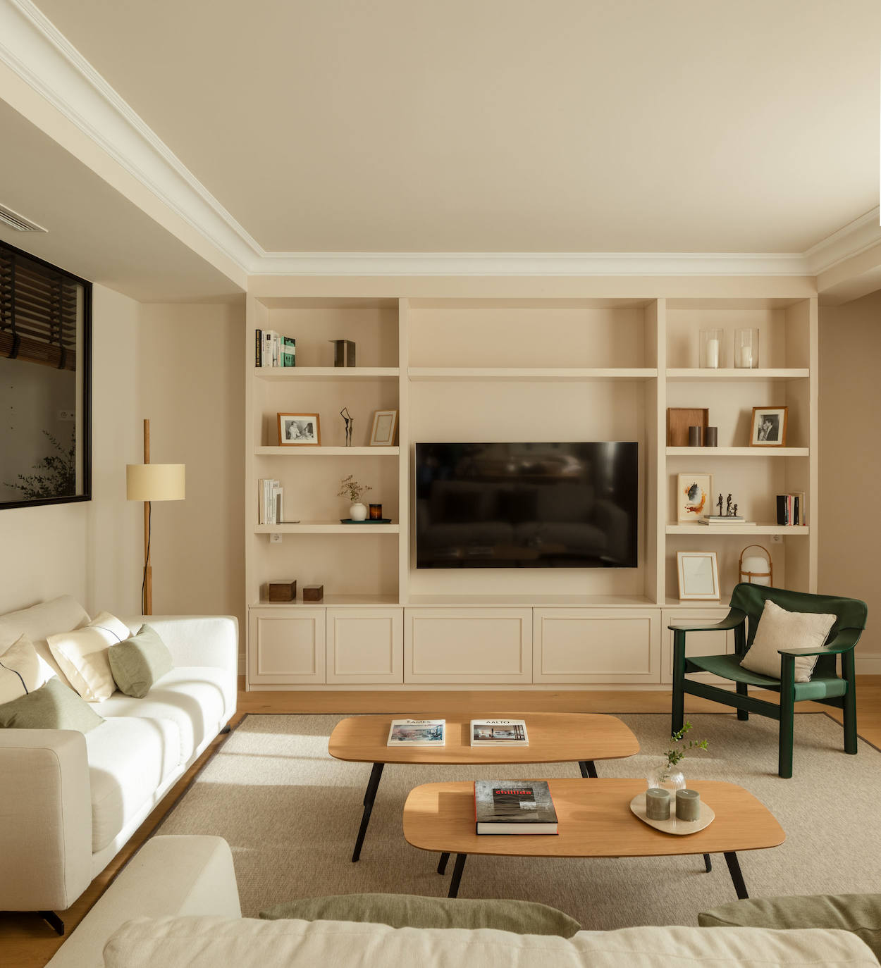 El piso de una pareja joven y sus dos hijos en Bilbao que juega con los colores y la luz del sol