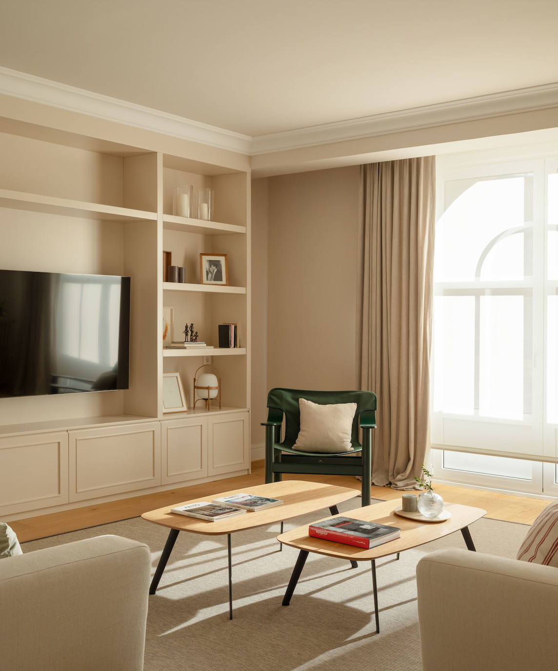 El piso de una pareja joven y sus dos hijos en Bilbao que juega con los colores y la luz del sol