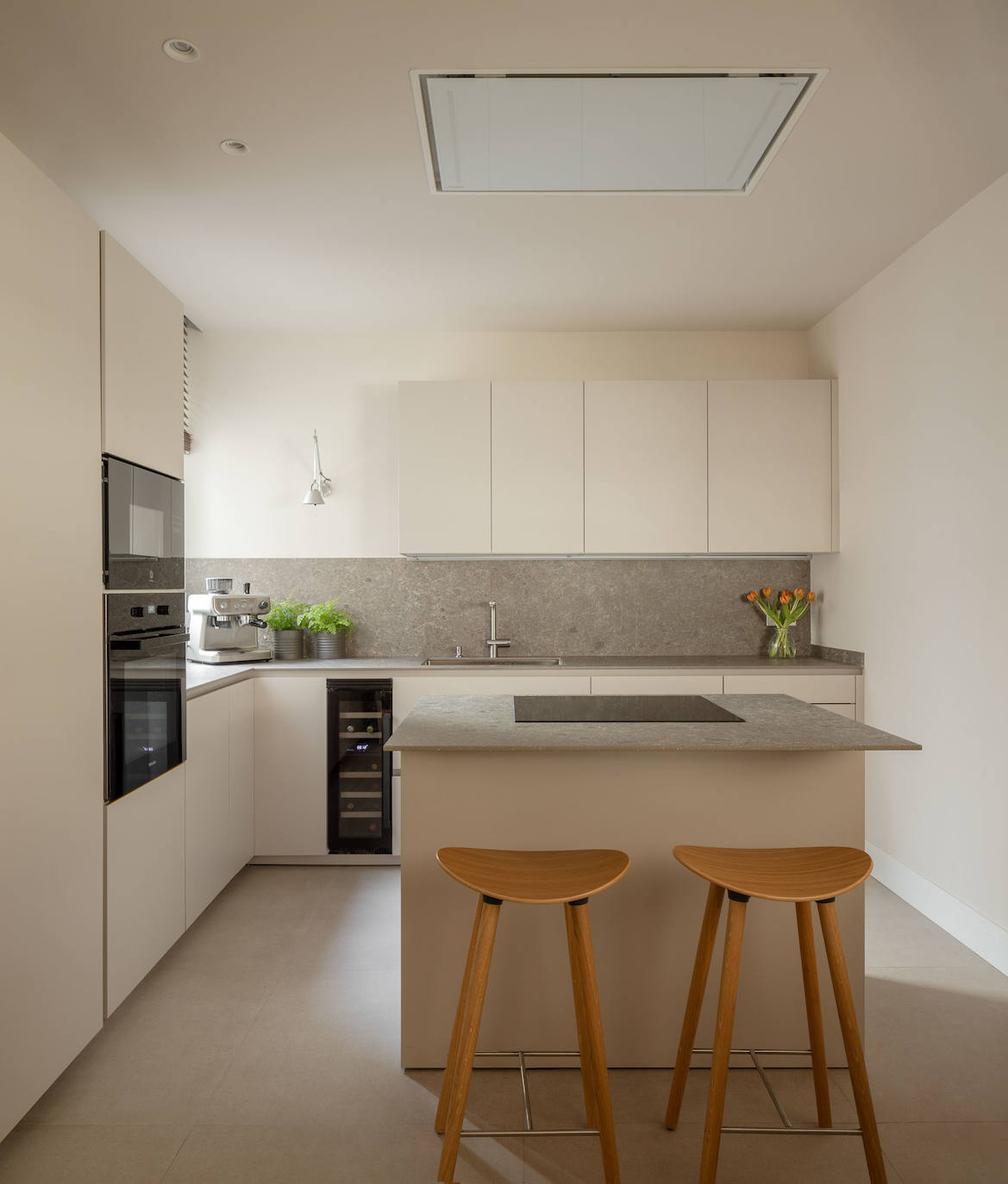 El piso de una pareja joven y sus dos hijos en Bilbao que juega con los colores y la luz del sol