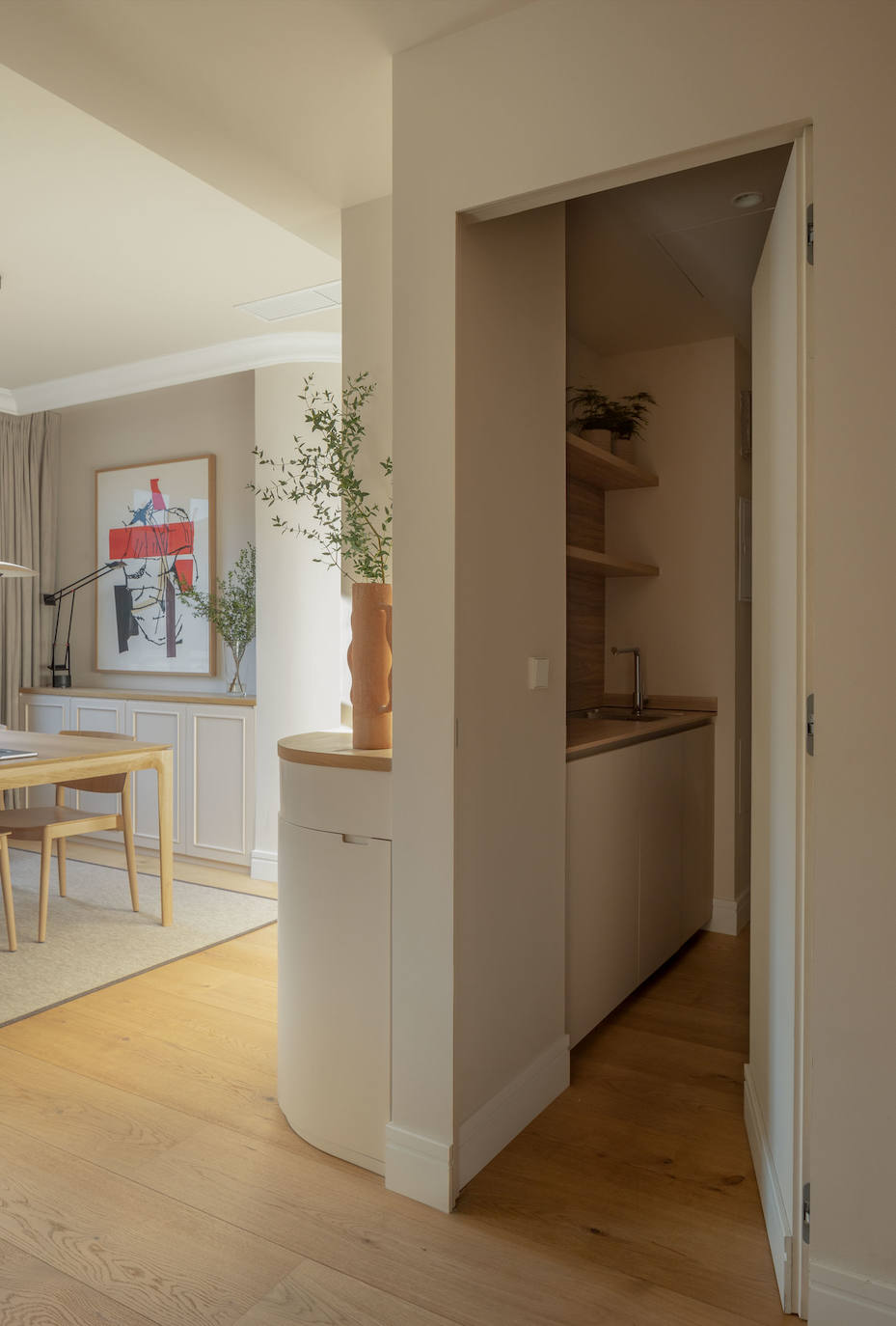 El piso de una pareja joven y sus dos hijos en Bilbao que juega con los colores y la luz del sol