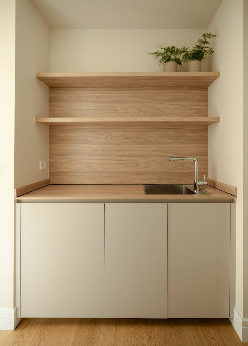 El piso de una pareja joven y sus dos hijos en Bilbao que juega con los colores y la luz del sol