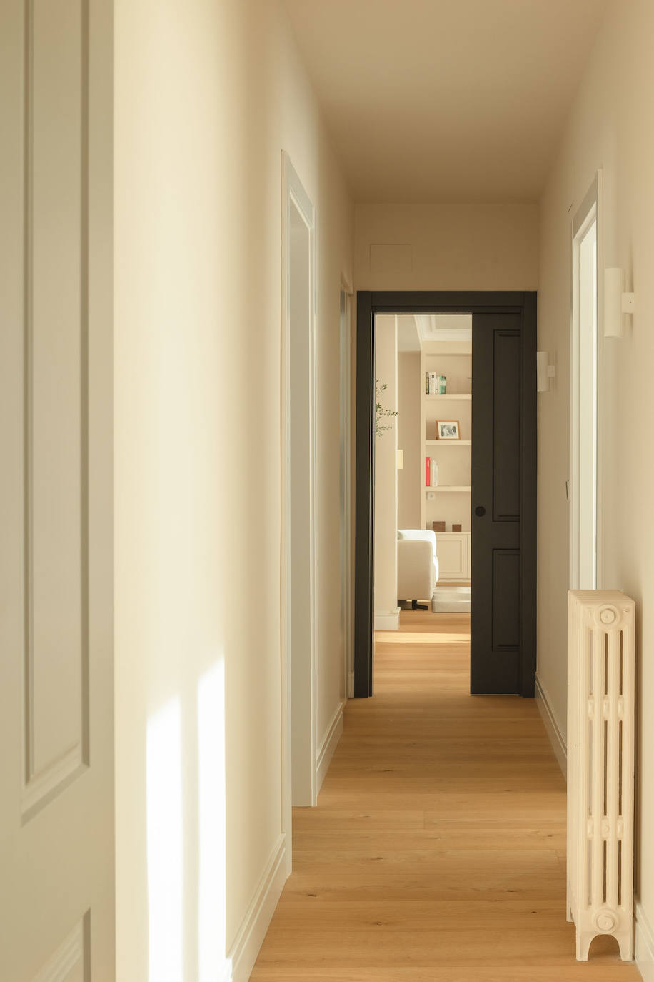 El piso de una pareja joven y sus dos hijos en Bilbao que juega con los colores y la luz del sol