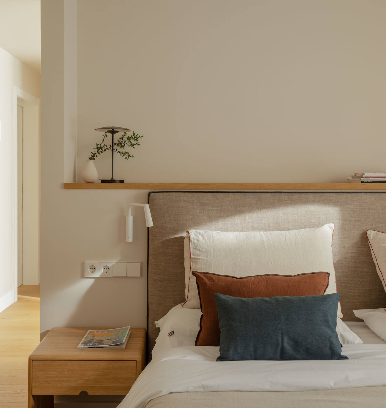 El piso de una pareja joven y sus dos hijos en Bilbao que juega con los colores y la luz del sol