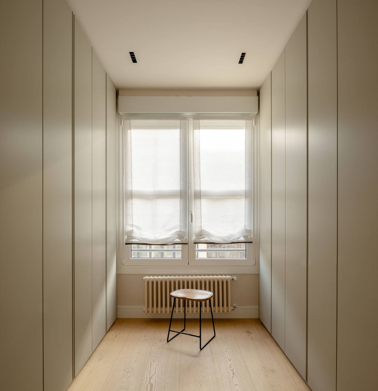 El piso de una pareja joven y sus dos hijos en Bilbao que juega con los colores y la luz del sol