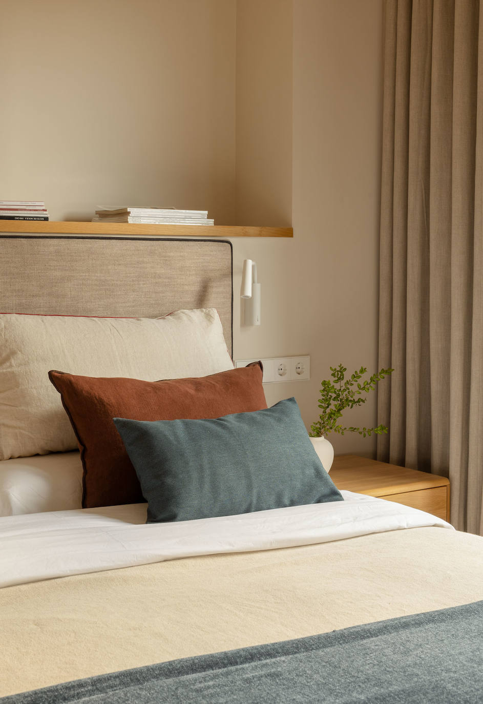 El piso de una pareja joven y sus dos hijos en Bilbao que juega con los colores y la luz del sol