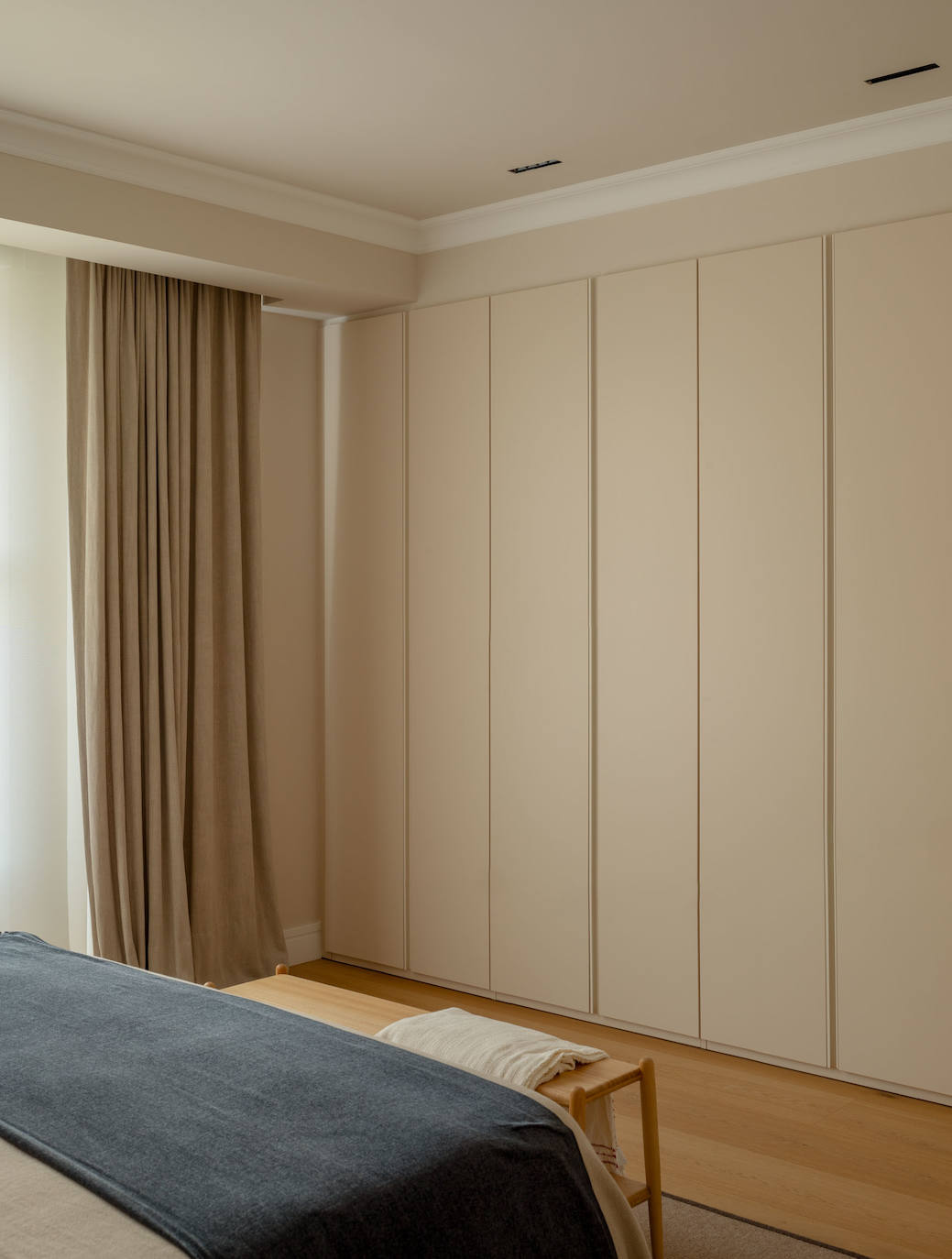 El piso de una pareja joven y sus dos hijos en Bilbao que juega con los colores y la luz del sol