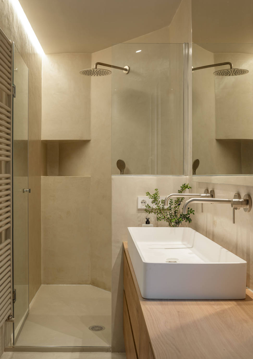 El piso de una pareja joven y sus dos hijos en Bilbao que juega con los colores y la luz del sol