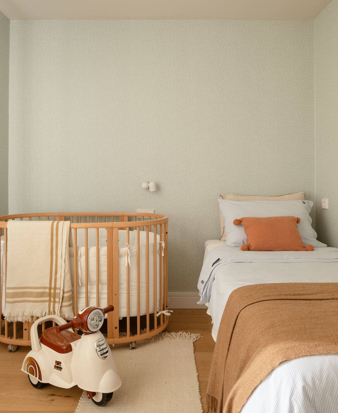 El piso de una pareja joven y sus dos hijos en Bilbao que juega con los colores y la luz del sol