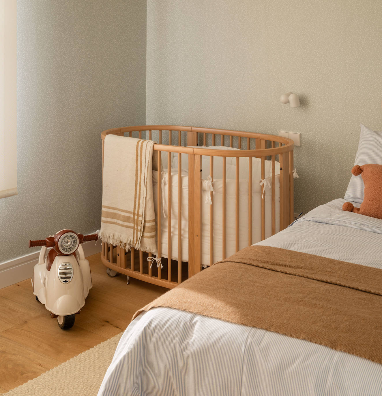 El piso de una pareja joven y sus dos hijos en Bilbao que juega con los colores y la luz del sol