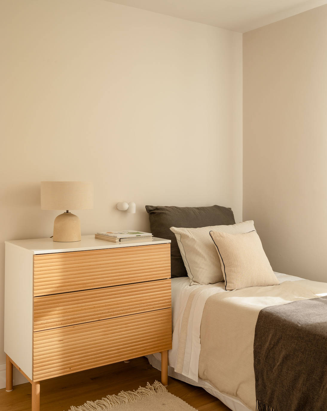 El piso de una pareja joven y sus dos hijos en Bilbao que juega con los colores y la luz del sol