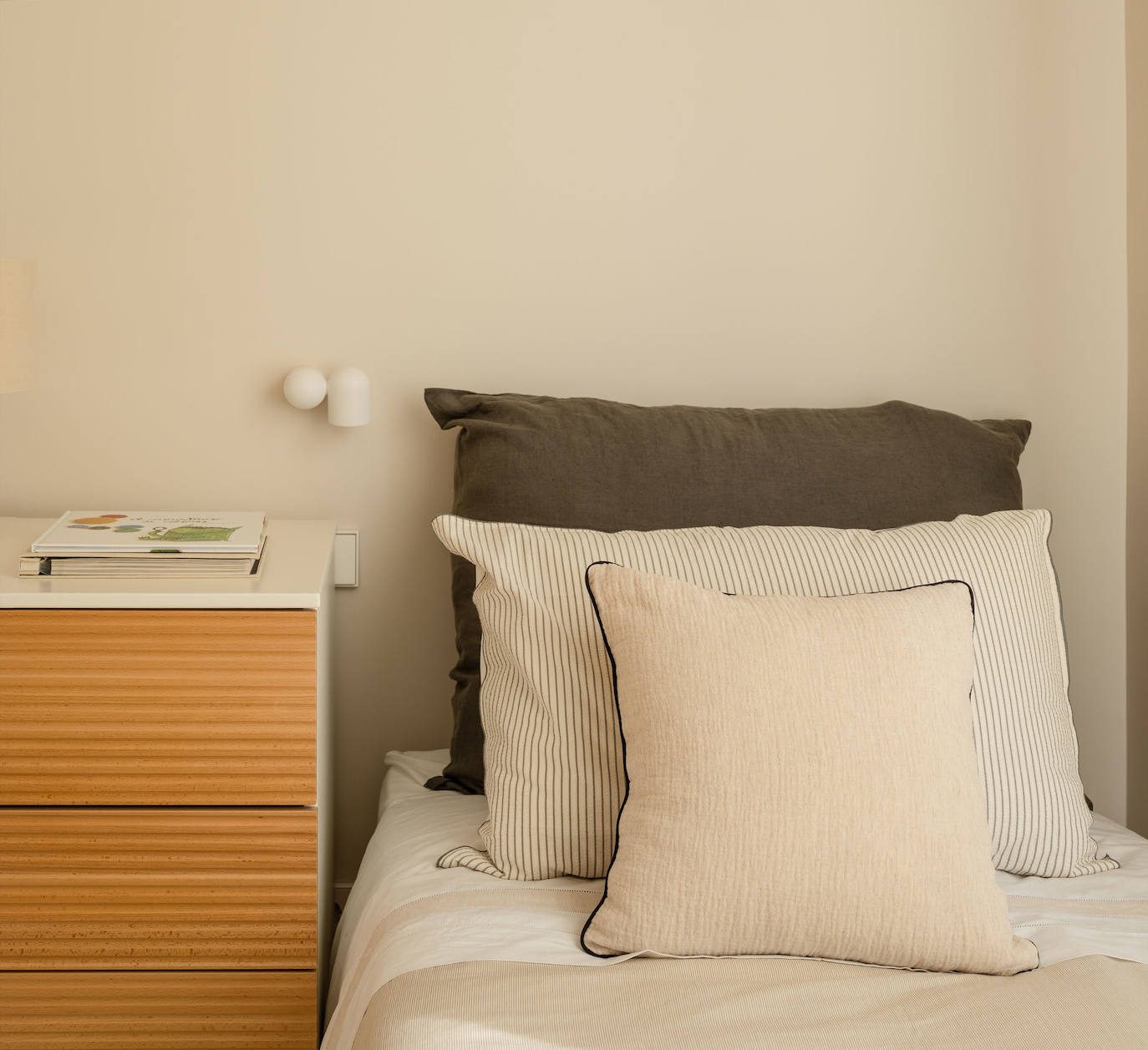 El piso de una pareja joven y sus dos hijos en Bilbao que juega con los colores y la luz del sol