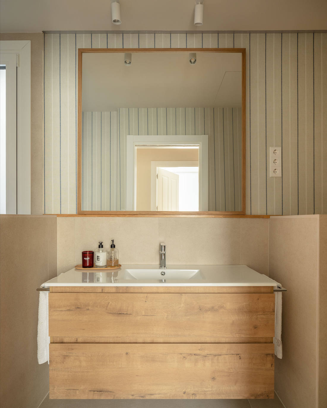 El piso de una pareja joven y sus dos hijos en Bilbao que juega con los colores y la luz del sol