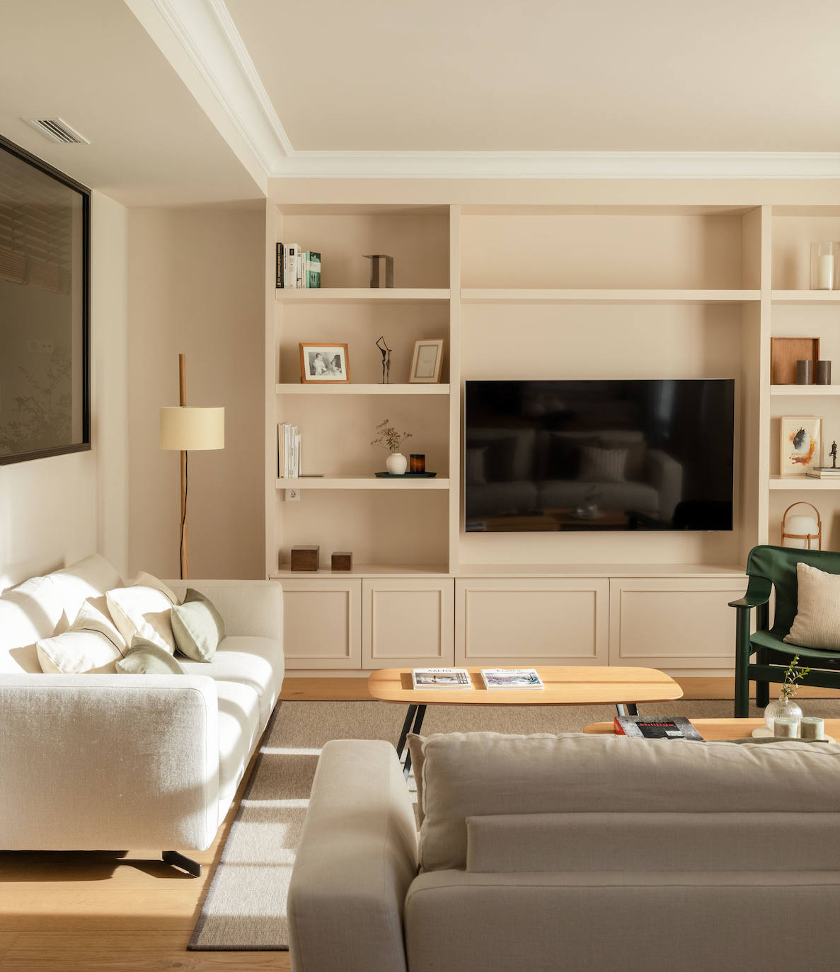 El piso de una pareja joven y sus dos hijos en Bilbao que juega con los colores y la luz del sol