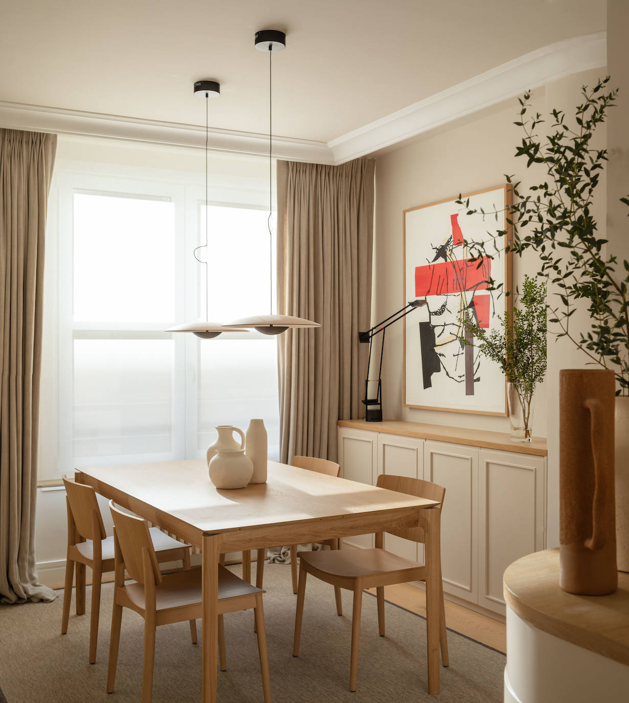 El piso de una pareja joven y sus dos hijos en Bilbao que juega con los colores y la luz del sol