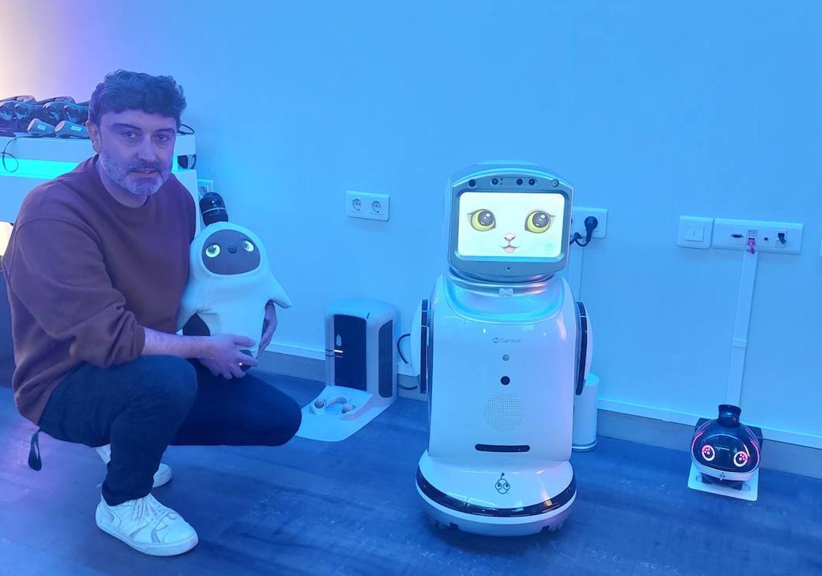 Imagen principal - Arriba, Setién muestra a los robots de estimulación sensorial y de seguridad. A la izquierda, herramientas de realidad virtual y aumentada. A la derecha, alumnas usan gafas con las que ven como si sufrieran glaucoma o cataratas.
