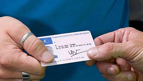 El desconocido carnet de la DGT que te permite conducir coches automáticos