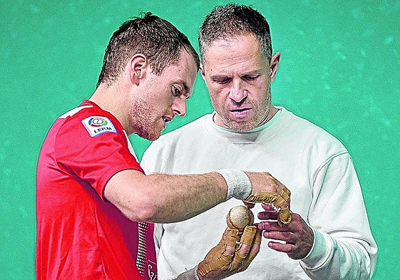 Laso charla con Aimar Olaizola durante la elección de material que tuvo lugar ayer en Pamplona para la semifinal del sábado.