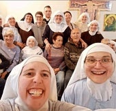 El divertido selfie de las monjas «cismáticas» en su recién abierta cuenta de Instagram