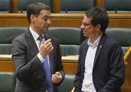 Imanol Pradales y Pello Otxandiano, el martes en el Parlamento.