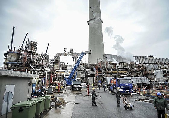 Operarios trabajando en la unidad de conversión, durante la anterior parada realizada en 2019.