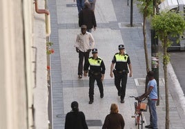 Dos policías patrullan por el barrio de Coronación.