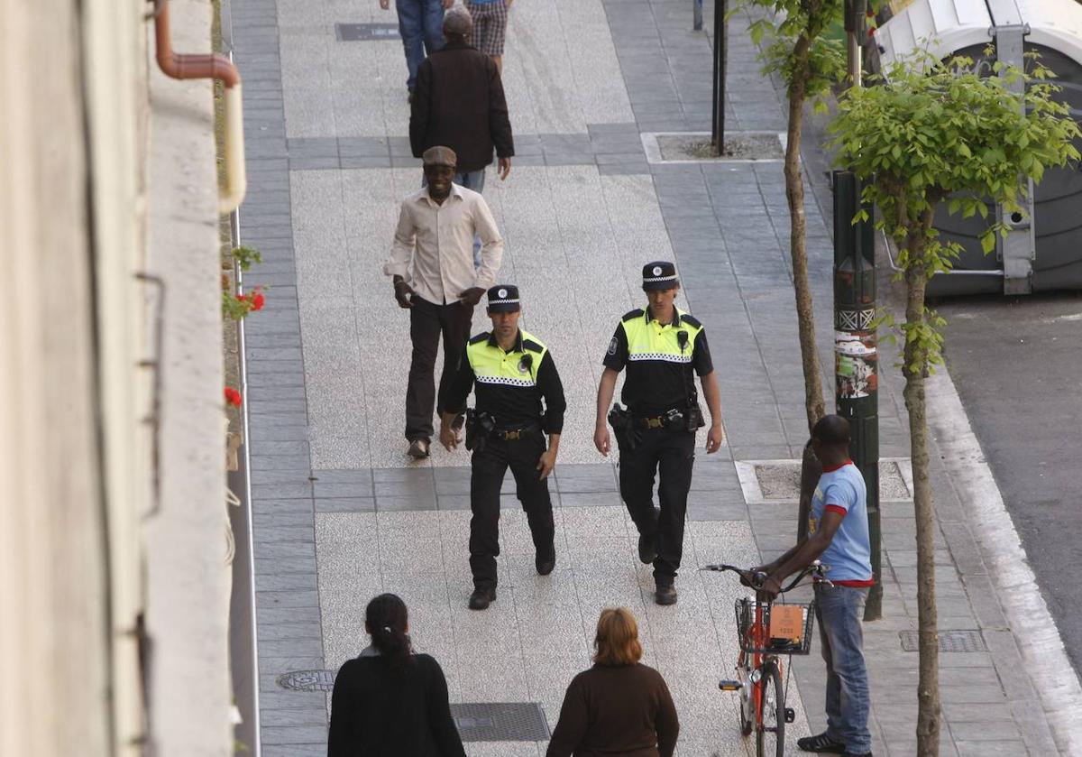 Dos policías patrullan por el barrio de Coronación.