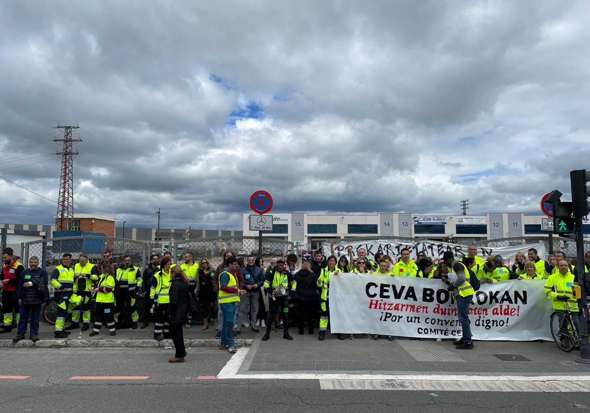 Los trabajadores de Ceva, durante la concentración de este miércoles