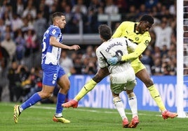 Owono choca con Carvajal en la salida.