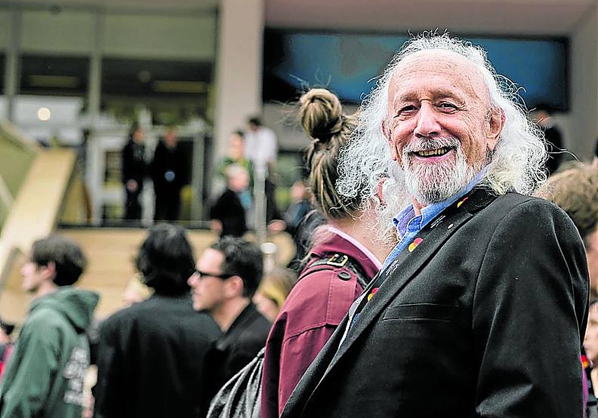 Montxo Armendáriz, a la entrada de la sala Buñuel.