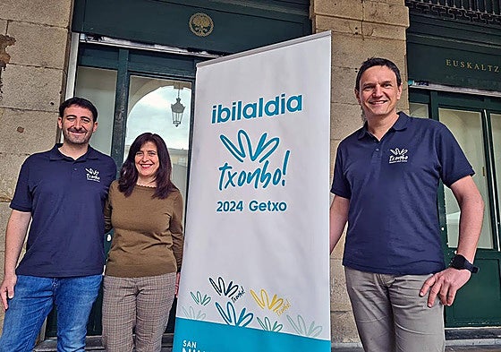 Unai Arzubiaga, Josune Bañales eta Gaizka Arrizabalaga, astearte honetako aurkezpenean, Euskaltzaindiaren egoitzan.