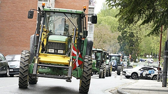 UAGA pide en las Juntas que el agro se declare sector estratégico para protegerse de las fotovoltaicas