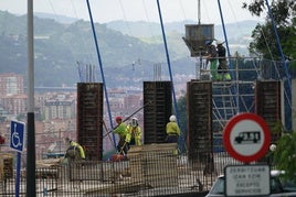 Obras en la construcción de un bloque de viviendas en Bilbao