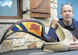 Presente y futuro. Iñigo Kalzakorta con una cesta de mimbre y el nuevo modelo que ha fabricado en fibra de carbono.