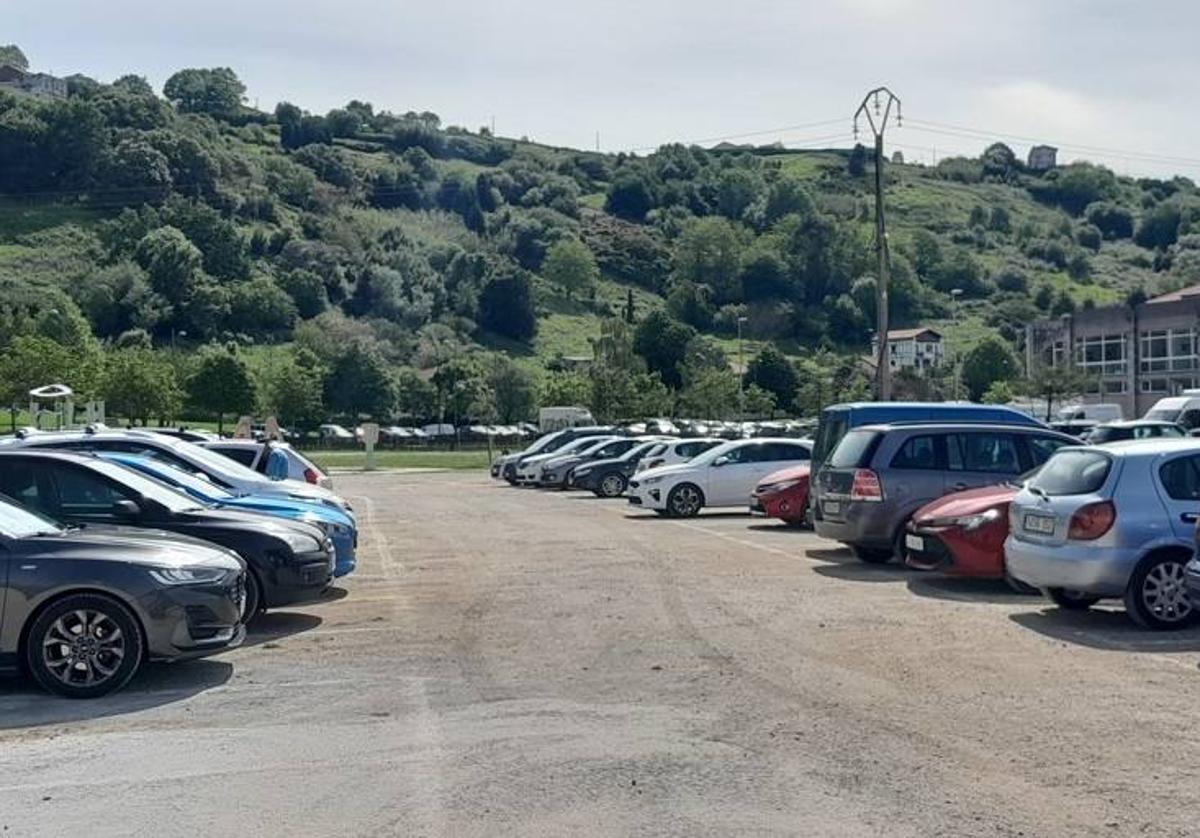 Coches aparcados en el nuevo parking de Altzaga.