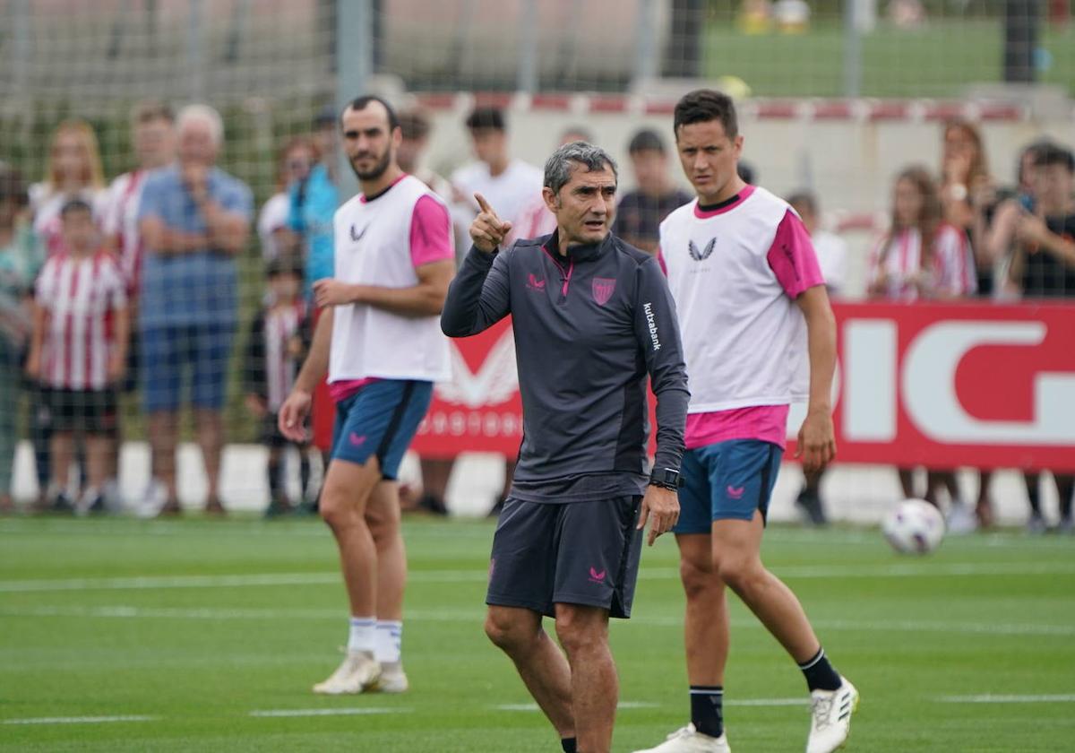 Valverde con Herrera en un entrenamiento en Lezama.