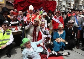 La cuadrilla 'San Faustín' recreó el año pasado la coronación de Carlos de Inglaterra, en clave de humor, por las calles de Basauri.